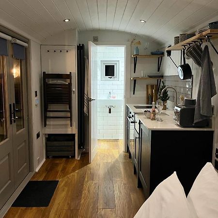 Luxury Shepherds Hut - The Sweet Pea By The Lake 约克 外观 照片