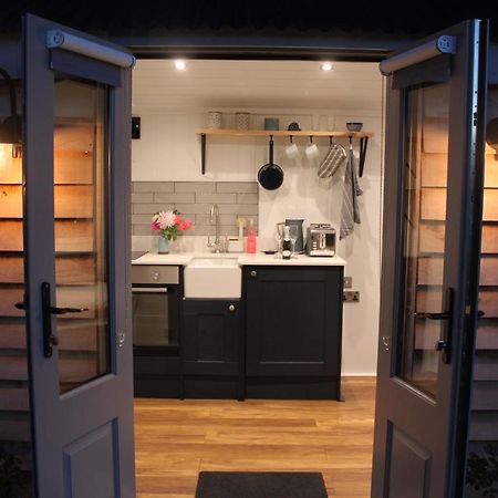Luxury Shepherds Hut - The Sweet Pea By The Lake 约克 外观 照片