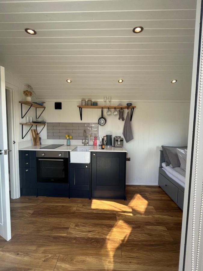 Luxury Shepherds Hut - The Sweet Pea By The Lake 约克 外观 照片