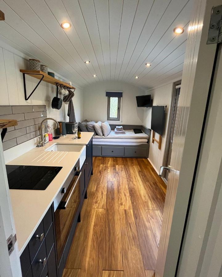 Luxury Shepherds Hut - The Sweet Pea By The Lake 约克 外观 照片