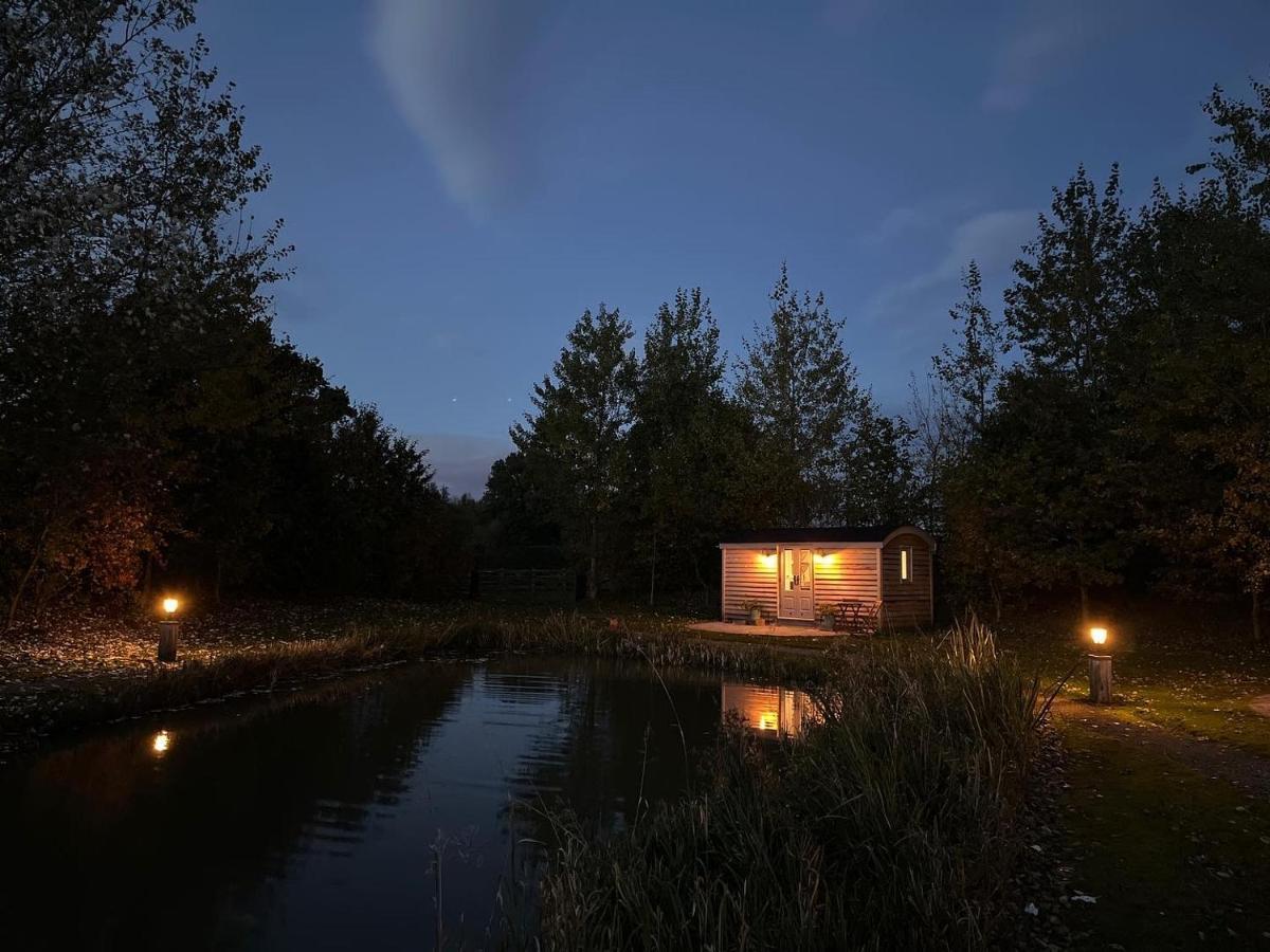 Luxury Shepherds Hut - The Sweet Pea By The Lake 约克 外观 照片