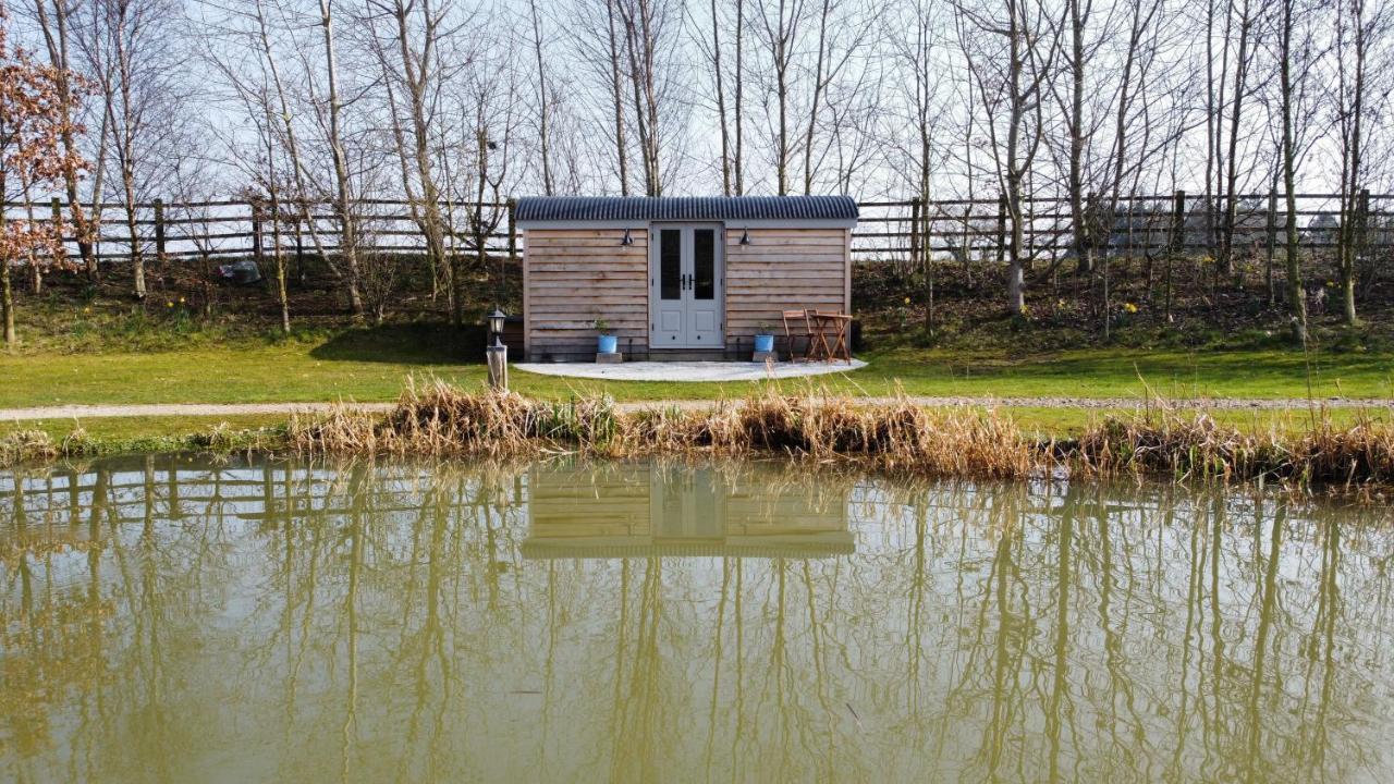 Luxury Shepherds Hut - The Sweet Pea By The Lake 约克 外观 照片