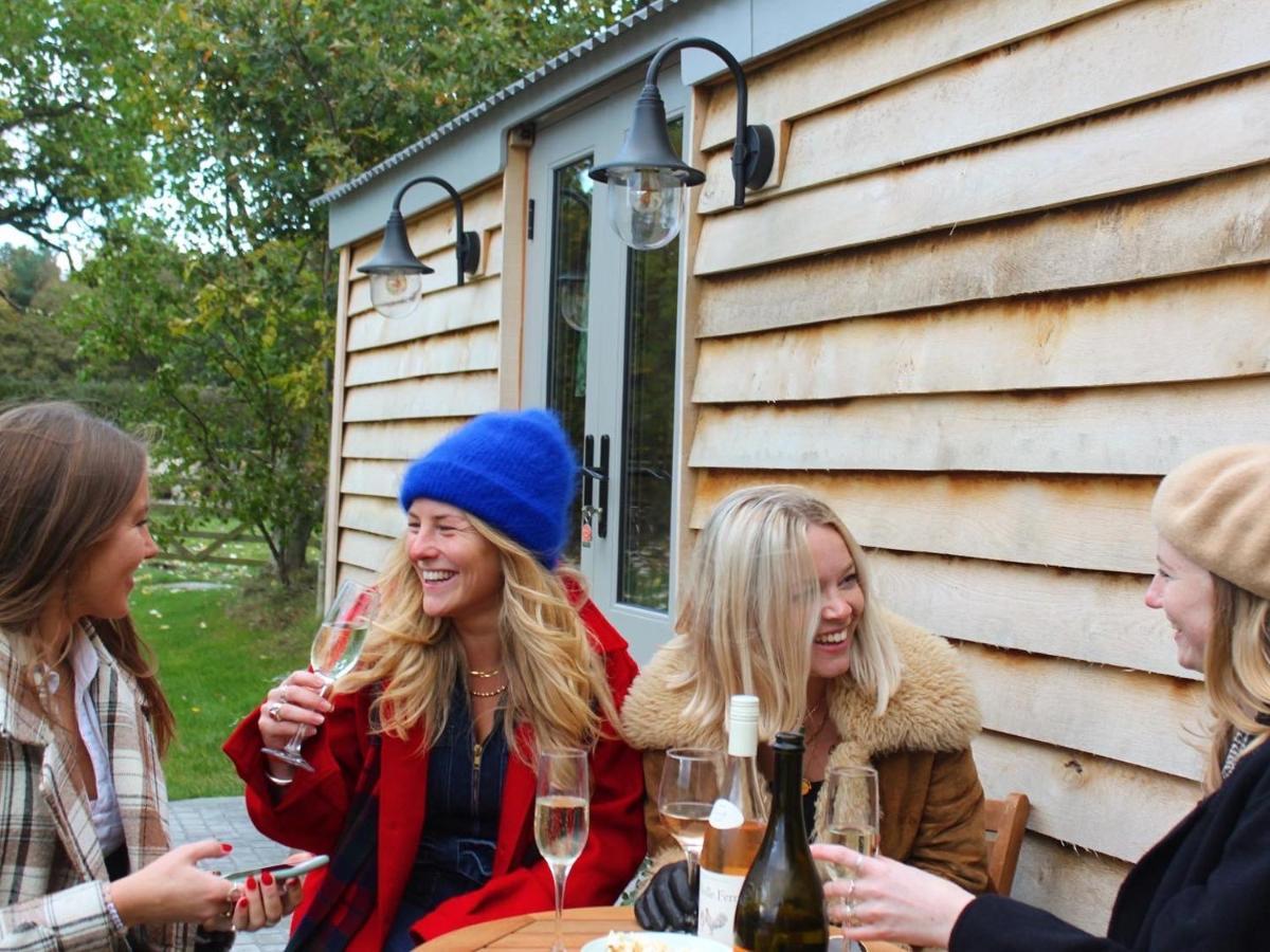 Luxury Shepherds Hut - The Sweet Pea By The Lake 约克 外观 照片