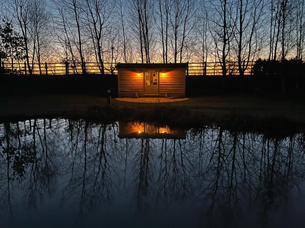 Luxury Shepherds Hut - The Sweet Pea By The Lake 约克 外观 照片