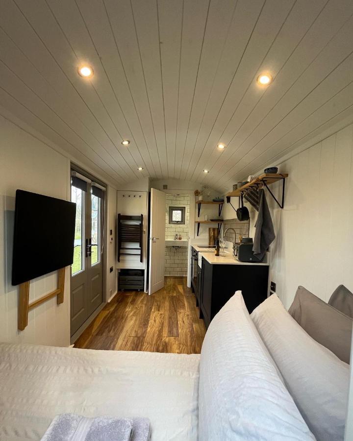 Luxury Shepherds Hut - The Sweet Pea By The Lake 约克 外观 照片