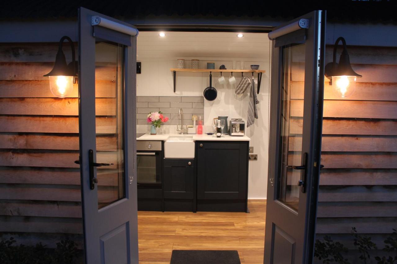 Luxury Shepherds Hut - The Sweet Pea By The Lake 约克 外观 照片