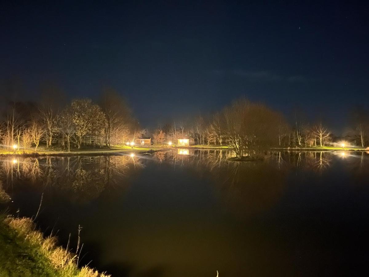 Luxury Shepherds Hut - The Sweet Pea By The Lake 约克 外观 照片
