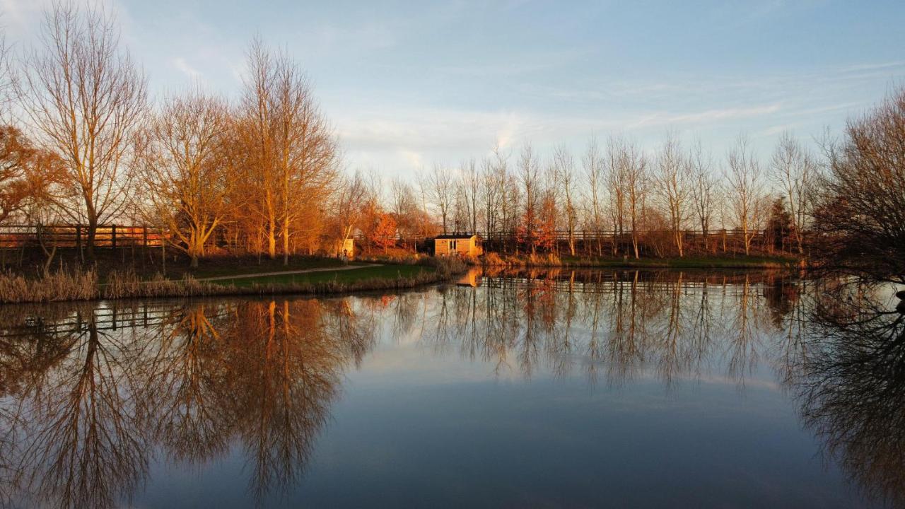 Luxury Shepherds Hut - The Sweet Pea By The Lake 约克 外观 照片