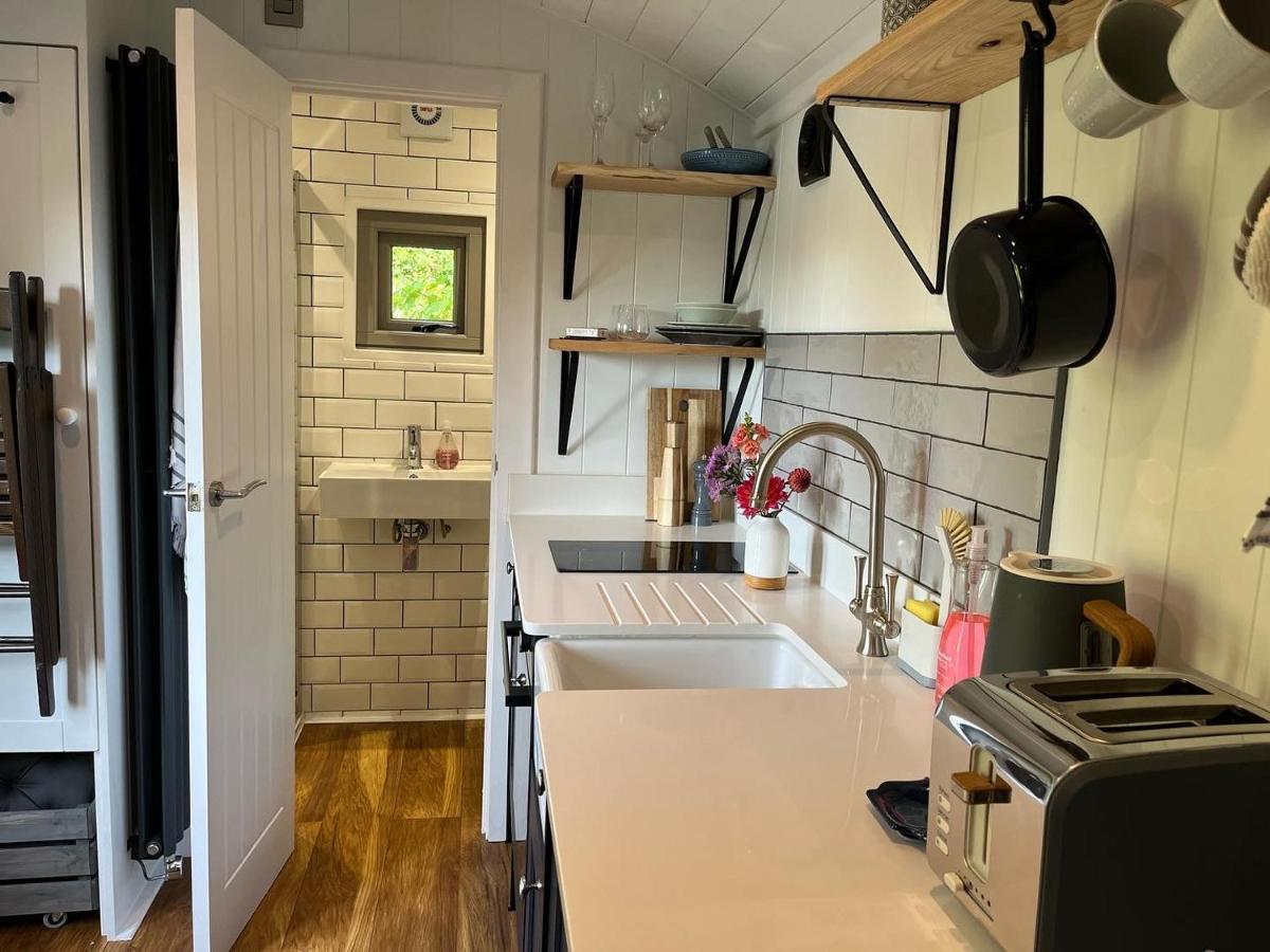 Luxury Shepherds Hut - The Sweet Pea By The Lake 约克 外观 照片